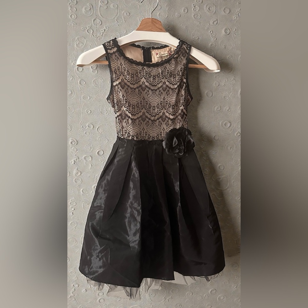 {4for$20} Elegant Black and Cream Sleeveless Lace Dress | Size 8 by Speechless